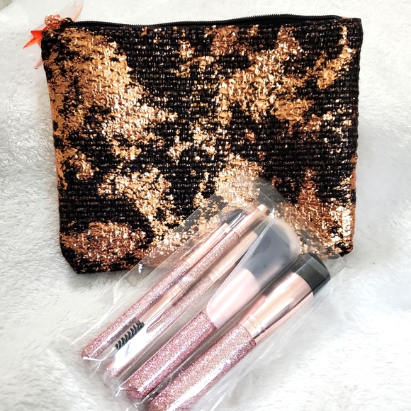 MAC Cosmetics Other - NWOT MAC brush set